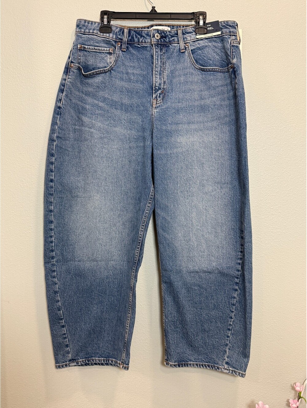 Abercrombie & Fitch High Rise Barrel Curve Love Jeans - Women's 33 NWOT - Picture 2 of 6